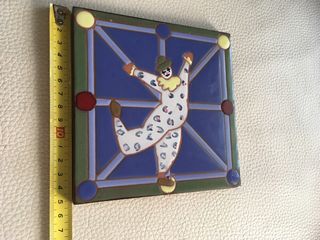 Azulejo decorado con un payaso