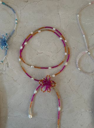 Chockers de flores con piedras y perlas