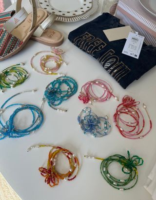 Chockers de flores con piedras y perlas