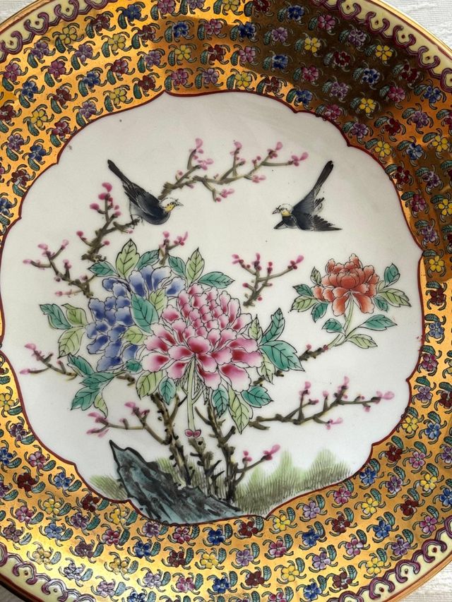Bellissimo piatto di porcellana cinese