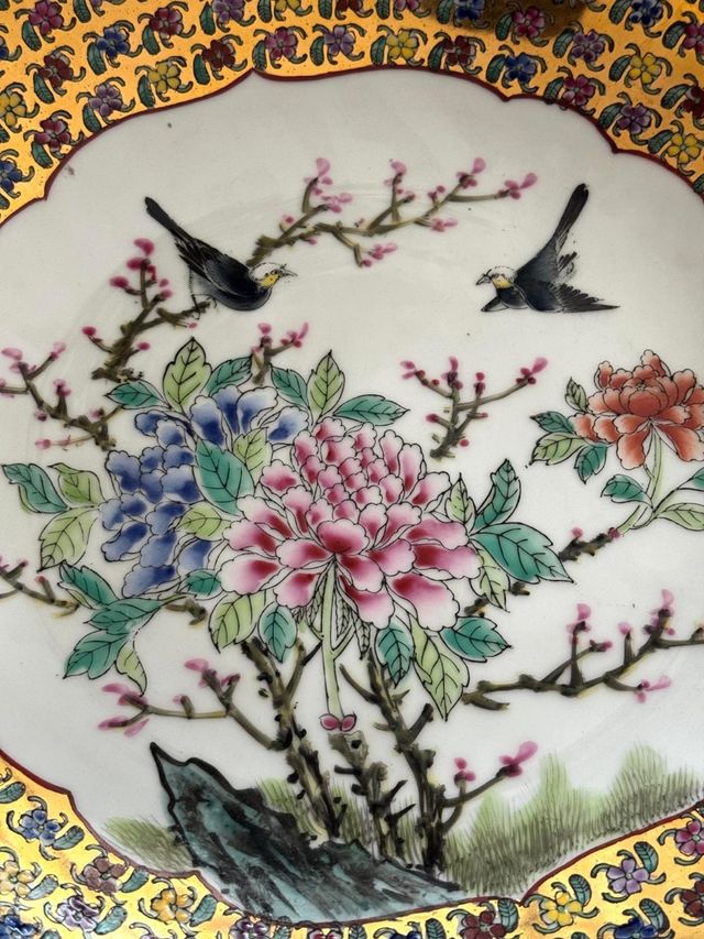 Bellissimo piatto di porcellana cinese