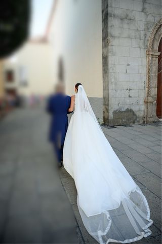 Velo de novia con acabado de encaje de Rosa Clará