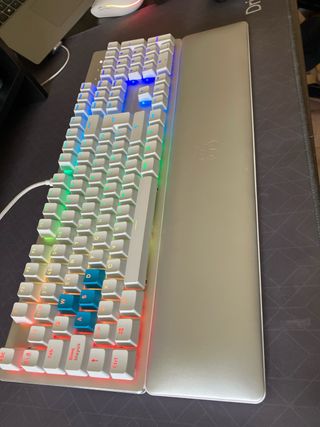 Teclado Newskill gaming RGB con reposamuñecas