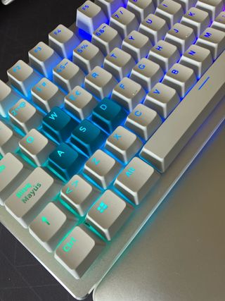Teclado Newskill gaming RGB con reposamuñecas