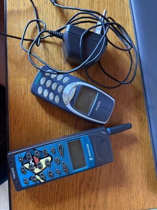 Móviles Ericsson A1018s y Nokia 3310