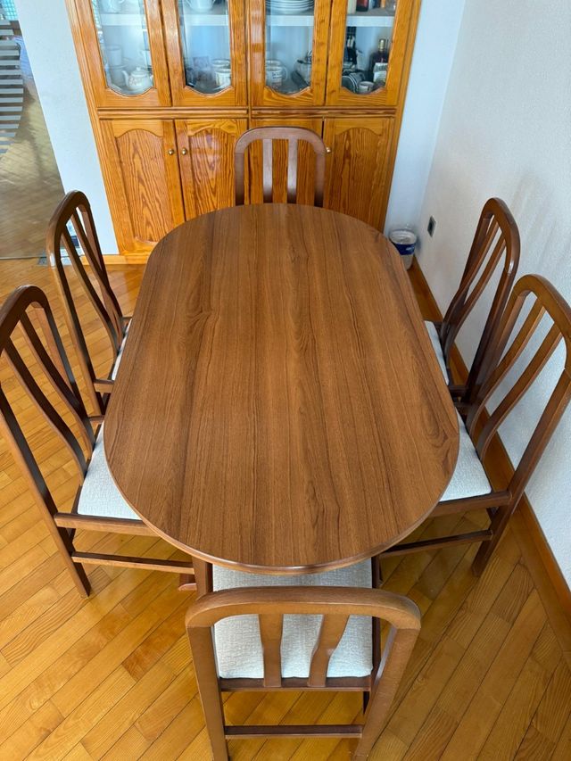 Mesa y silla de comedor de madera