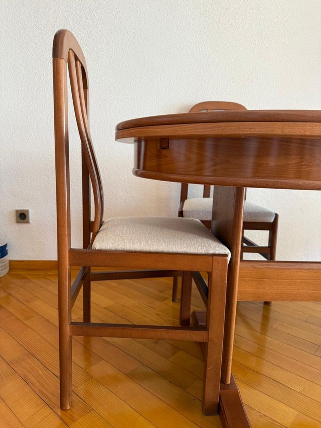 Mesa y silla de comedor de madera