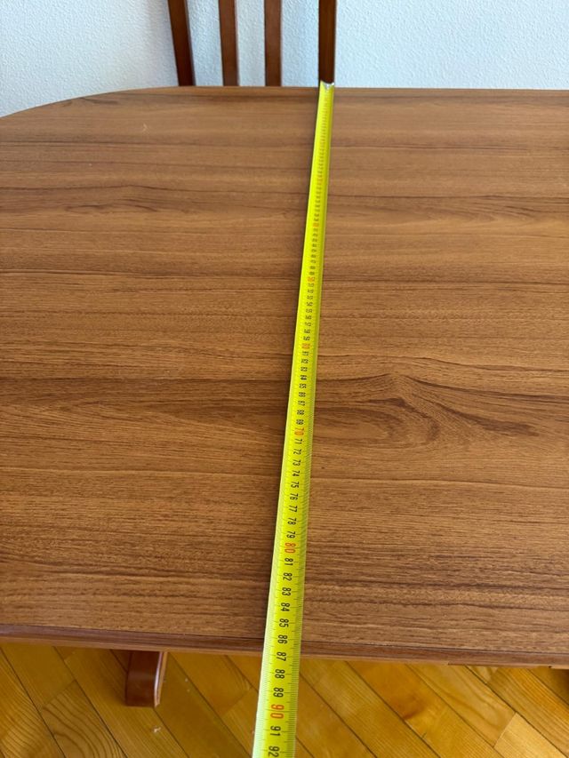 Mesa y silla de comedor de madera