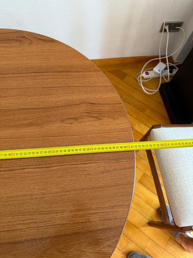 Mesa y silla de comedor de madera