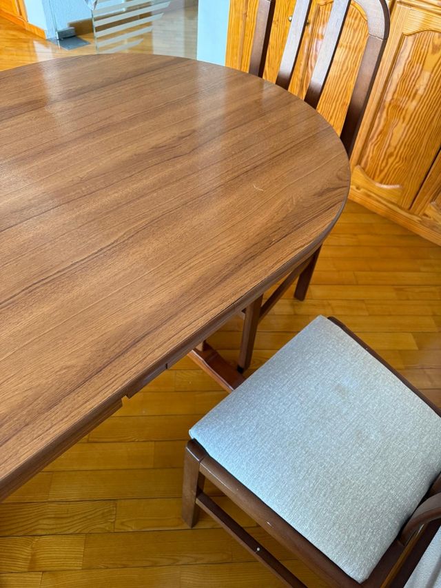 Mesa y silla de comedor de madera