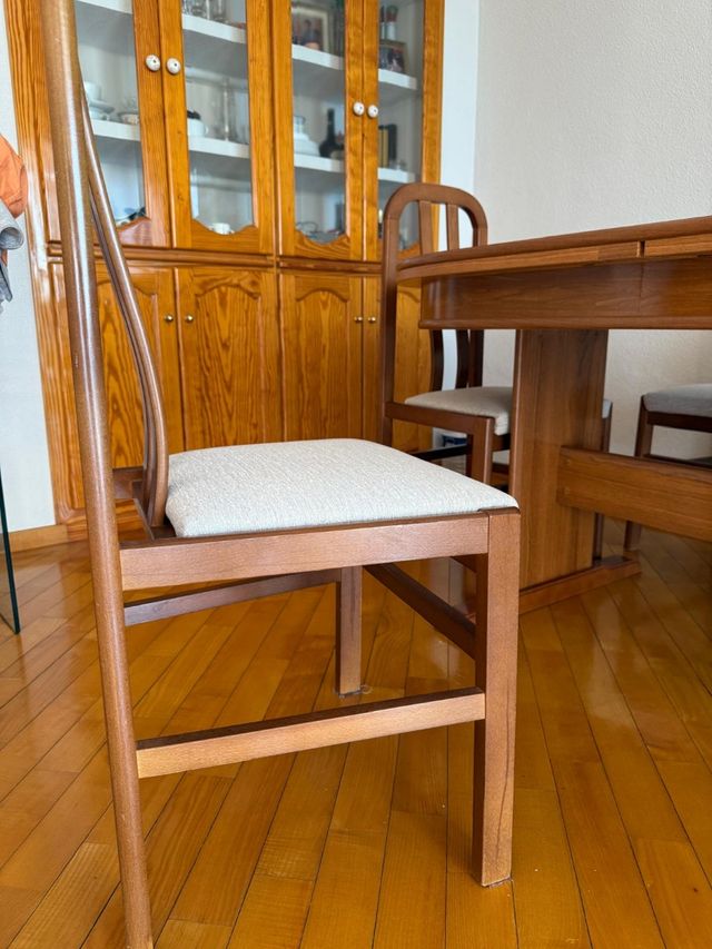 Mesa y silla de comedor de madera