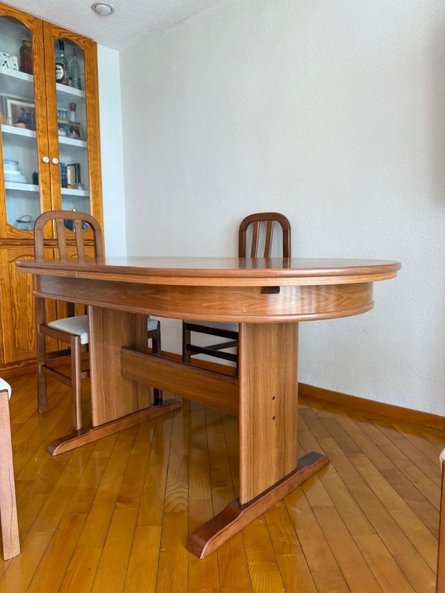 Mesa y silla de comedor de madera
