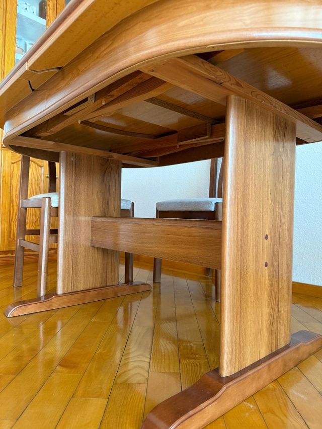 Mesa y silla de comedor de madera