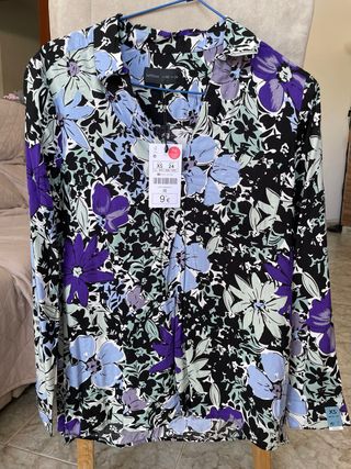 Blusa de flores con etiqueta