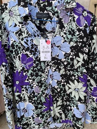 Blusa de flores con etiqueta