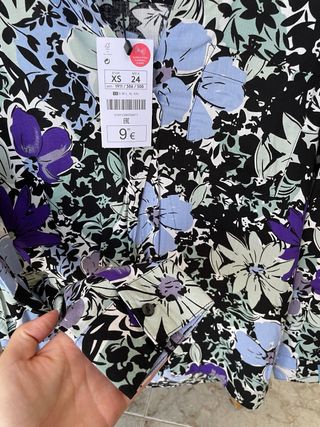 Blusa de flores con etiqueta