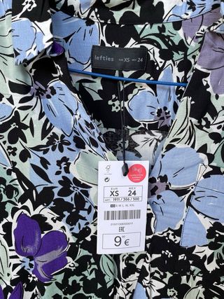 Blusa de flores con etiqueta