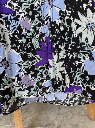 Blusa de flores con etiqueta