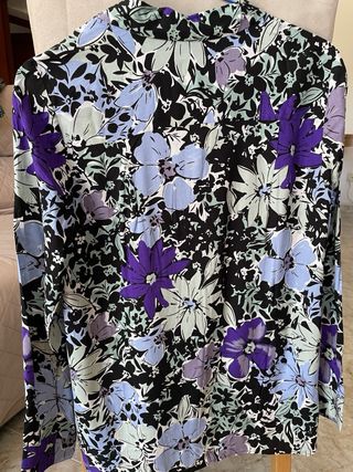 Blusa de flores con etiqueta