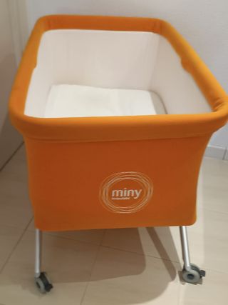 Minicuna bebé naranja de la marca Miny