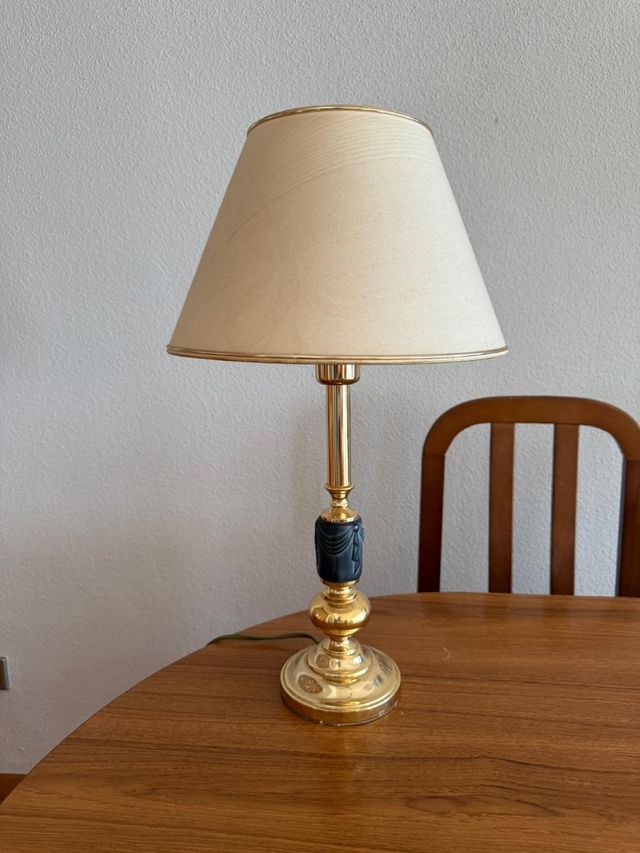 Lampara sobremesa dorada