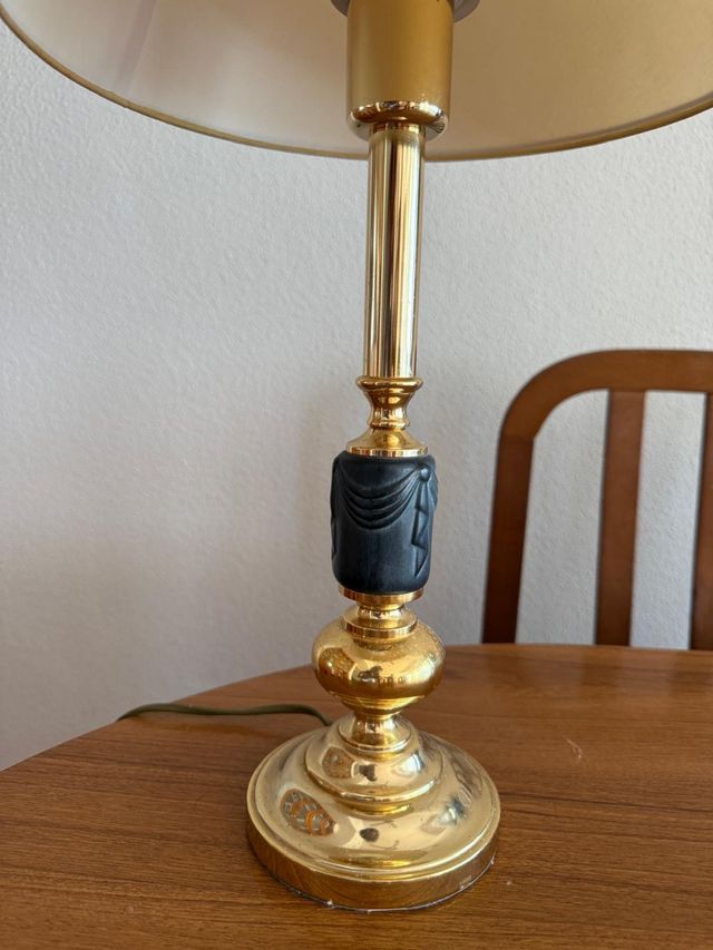 Lampara sobremesa dorada