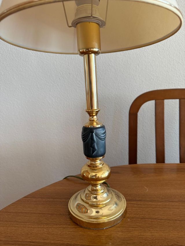 Lampara sobremesa dorada