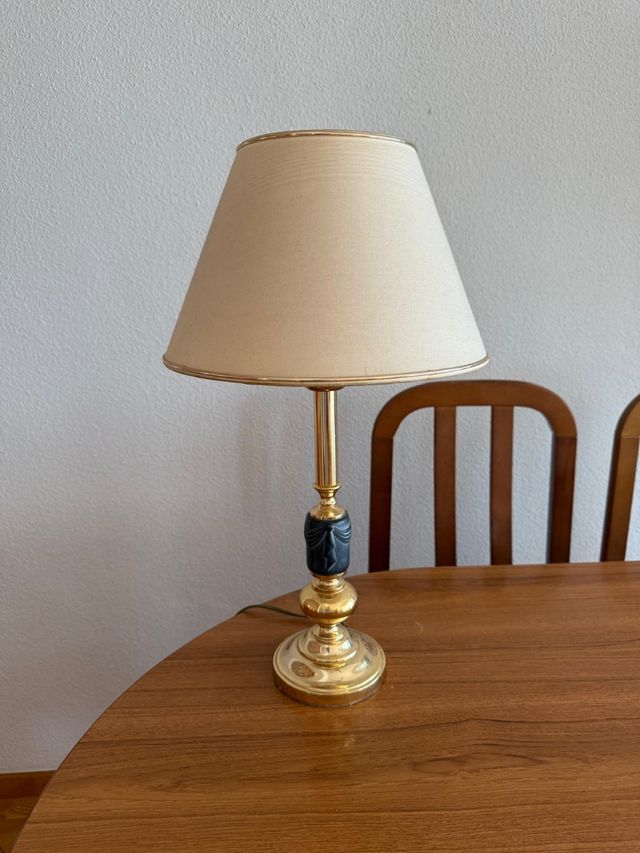 Lampara sobremesa dorada