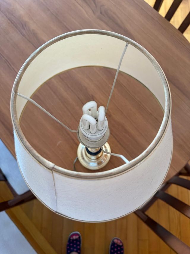 Lampara sobremesa dorada