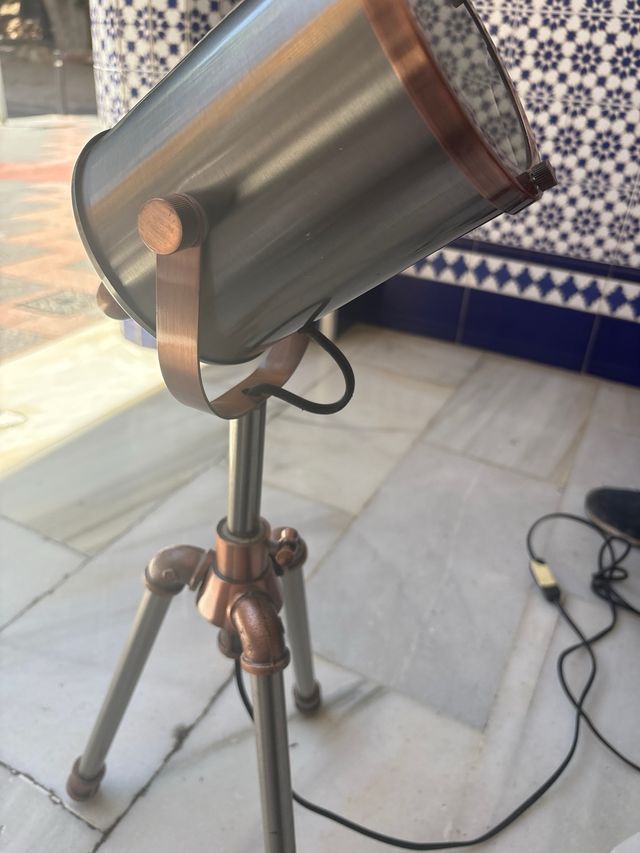 Lampara trípode estilo industrial