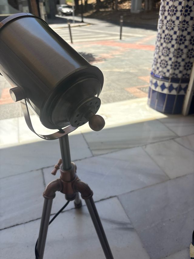 Lampara trípode estilo industrial