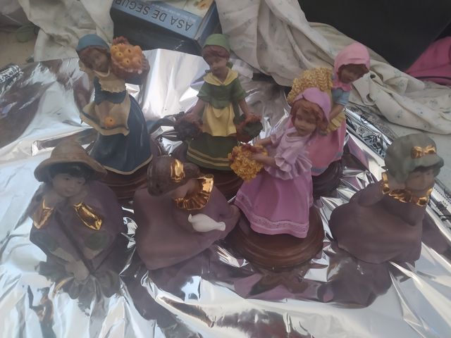 8 Figuras de porcelana multicolor