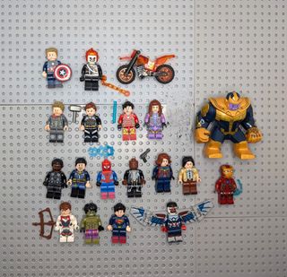 Figuras de superhéroes , Thanos y Marvel Avengers.