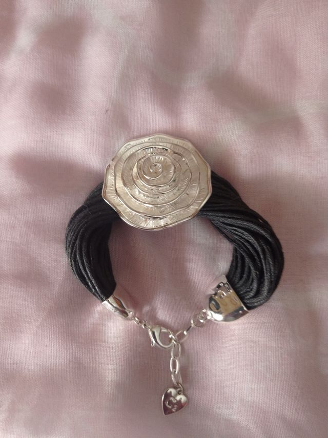 Pulsera negra color plata, Elegante.