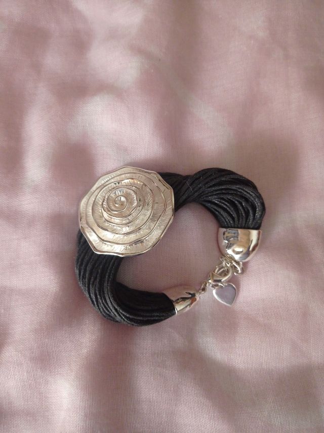 Pulsera negra color plata, Elegante.