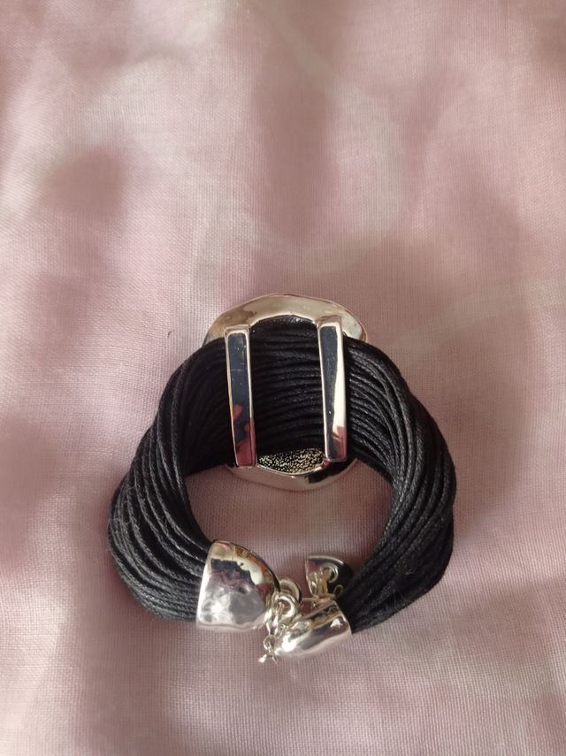 Pulsera negra color plata, Elegante.
