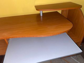 Escritorio de madera marrón