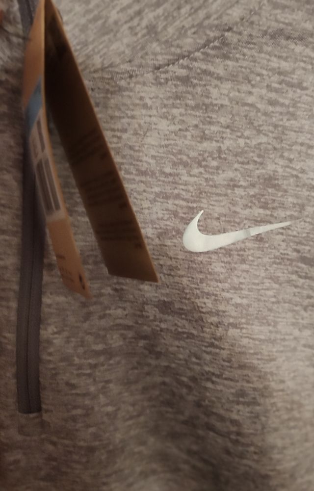 Camiseta Nike gris técnica