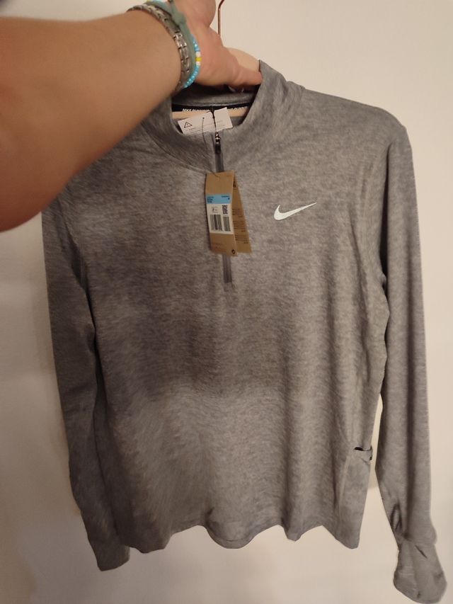 Camiseta Nike gris técnica