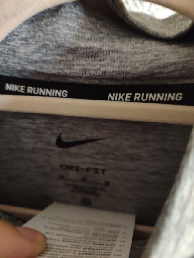 Camiseta Nike gris técnica