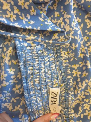 Vestido azul y blanco con flores