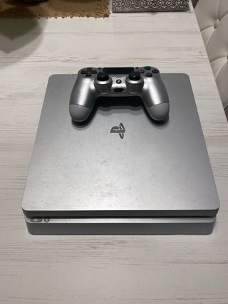 PS4 Slim con mando y los cables. En buen estado.