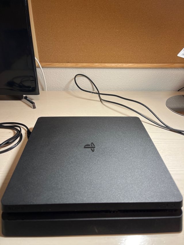 PS4 Slim 500GB - 1 mando + 4 juegos