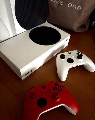 Xbox Series S con 2 mandos