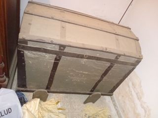 Baúl antiguo de madera y metal