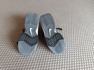 Zapatillas baloncesto gris-negro Nike LeBron