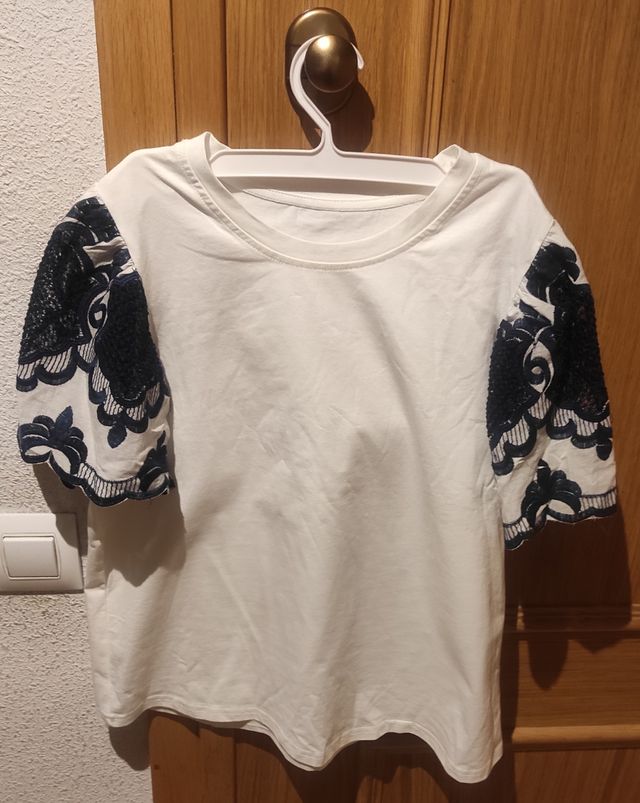 Camiseta blanca c/mangas azules