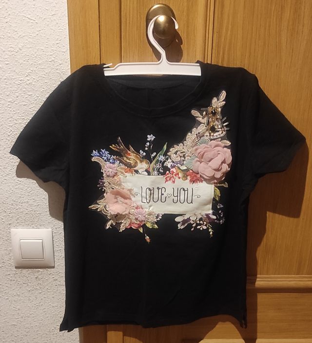 Camiseta negra estampada flores