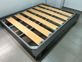 Cama baja con somier de madera