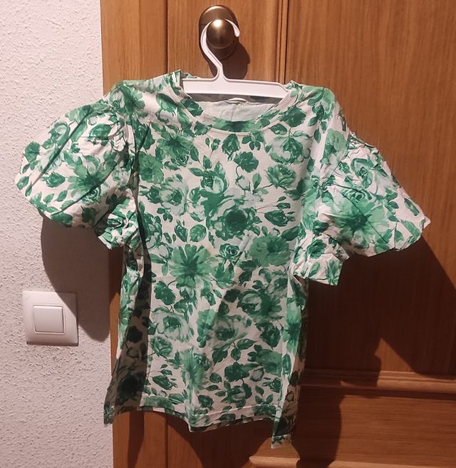 Camiseta flores verde-blanca